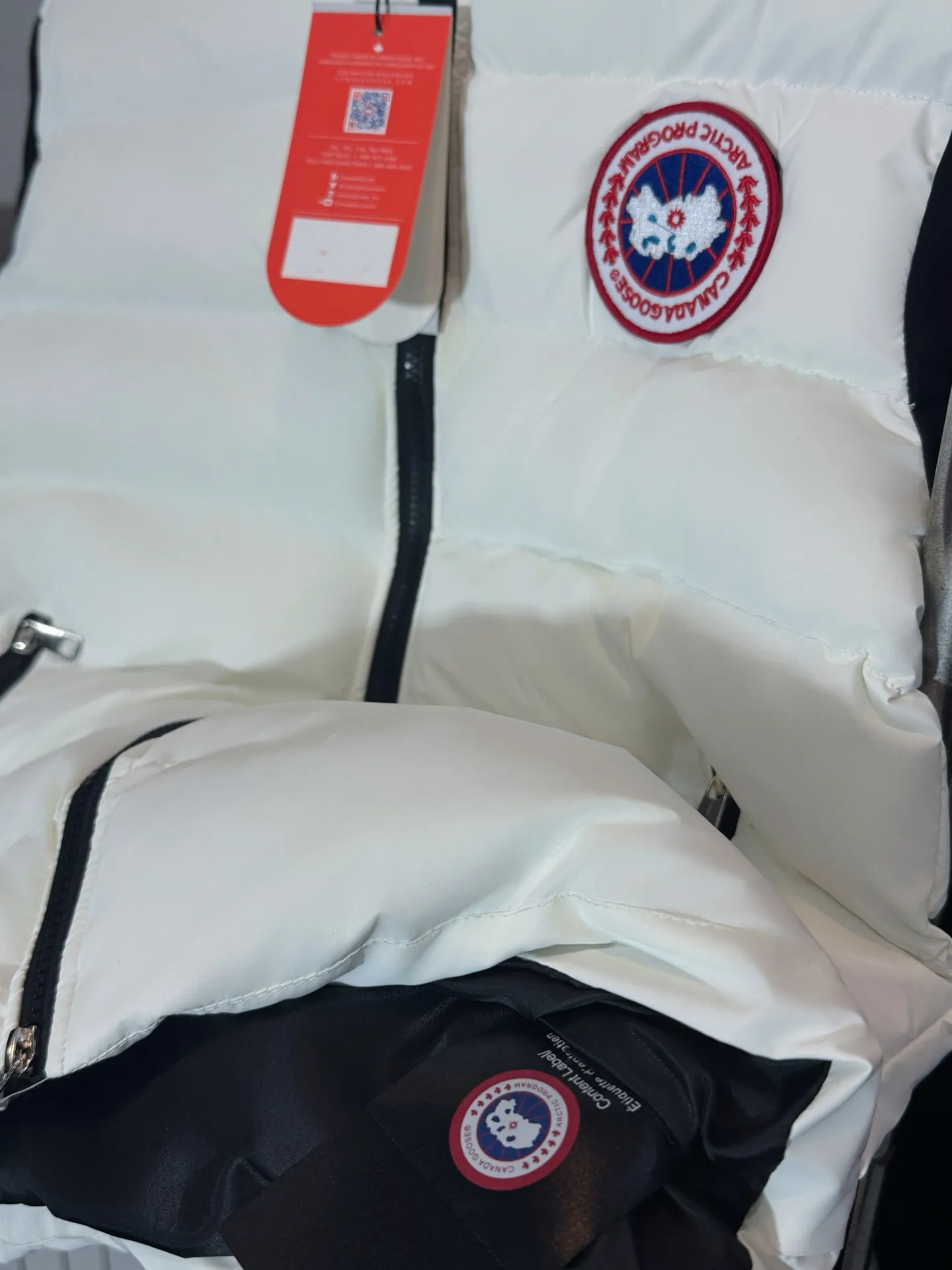 P370 model number: HE40 Canada Goose-Canada Goose down jacket with patch sleeves and small logo The fabric is made of windproof material, and the inner filling is made of down cotton, with up to 350 grams of cotton filling. The upper body is comfortable and warm, and does not appear bloated. The fabric is made of rib-line craftsmanship and does not easily run away. The small label on the chest is sewn with a laser-printed leather label. The zipper is customized with original hardware and small letters. The design of the overall clothing splicing and color splicing highlights the features. It is made by a large factory and has the original original label. The three labels are complete, so you can buy it with confidence.  Color: Picture color Size: S M L XL
